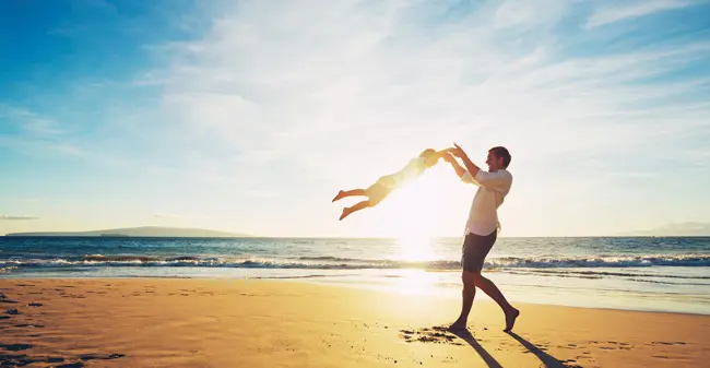  La dose optimale de vitamine D pour les adultes est de 15 µg / jour. Pour compenser une carence ou un besoin accru de vitamine D, il est préférable de prendre 20 µg / jour.