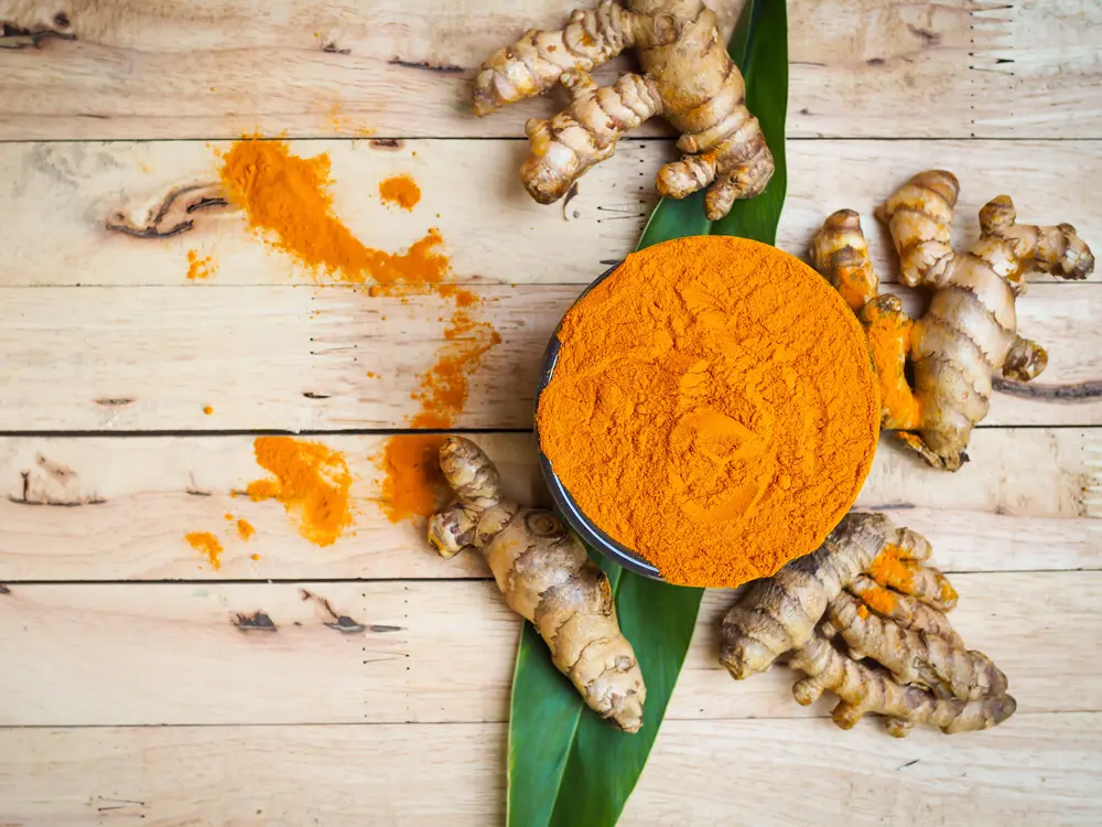 Kurkuma is enerzijds een veel gebruikt specerij in de keuken, anderzijds heeft kurkuma ook een positief effect op onze spieren en gewrichten.
