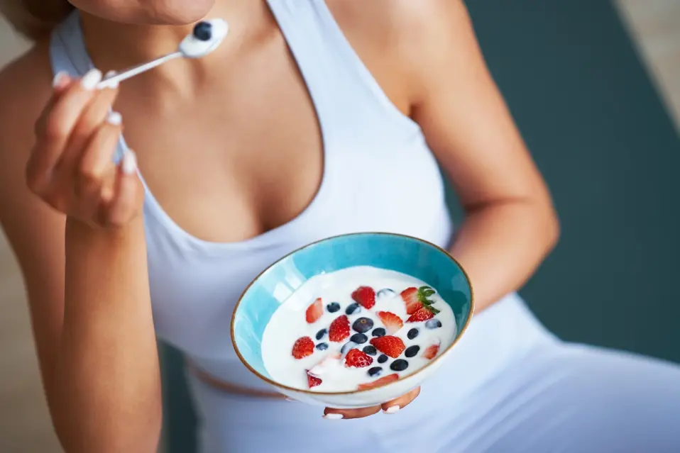 Yaourt grec avec des noix et des fruits, un aliment sain et riche en énergie