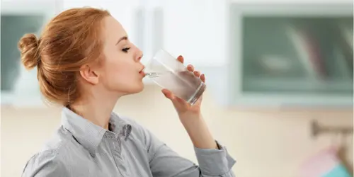Genoeg water drinken is dus de boodschap als je met spierkrampen te maken krijgt.