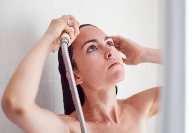 Prendre une douche chaude