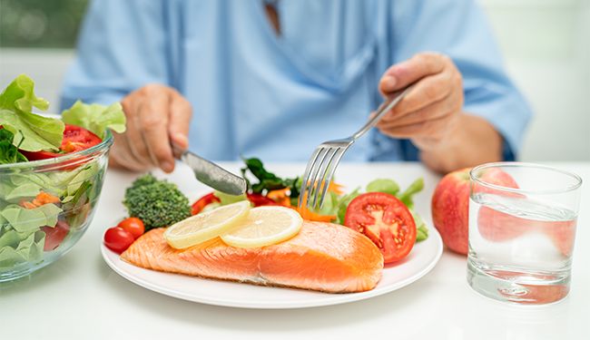 Energierijke voeding voor ouderen zoals vis, peulvruchten en volkorenbrood