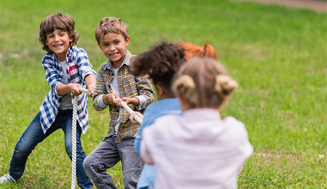 Moeder geeft kind multivitamine gummy bij het ontbijt