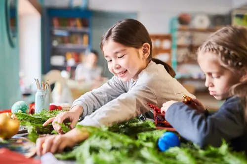 Kind van 3 jaar eet een gezonde maaltijd met extra vitamines