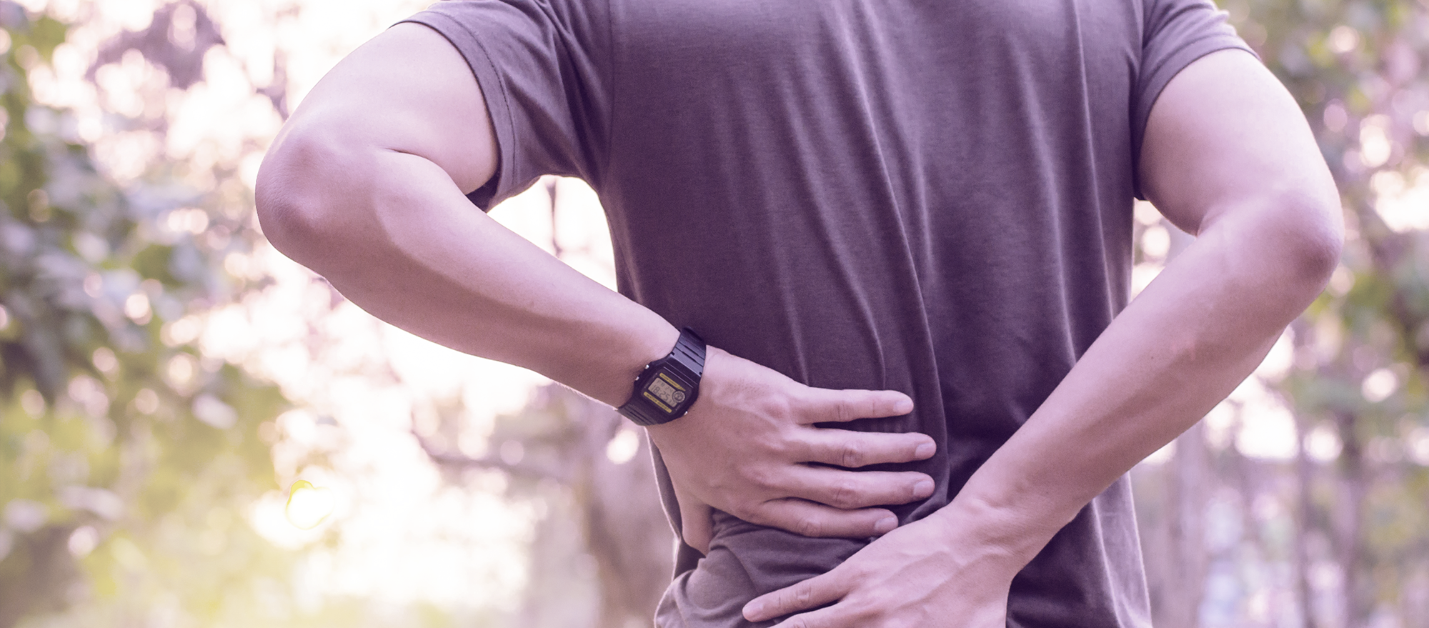 Iedereen kan een lumbago krijgen, maar ouderen, mensen met een slechte houding en jongeren met een fysiek zware job lopen wel een hoger risico op lage rugpijn.