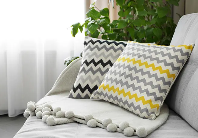 Laver les draps et les oreillers à 60 degrés peut aider à prévenir une nouvelle infestation par les poux.