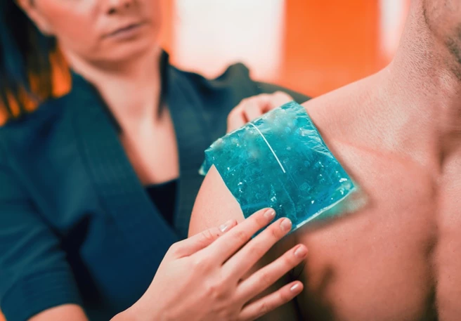 Appliquez de la glace sur l’épaule douloureuse