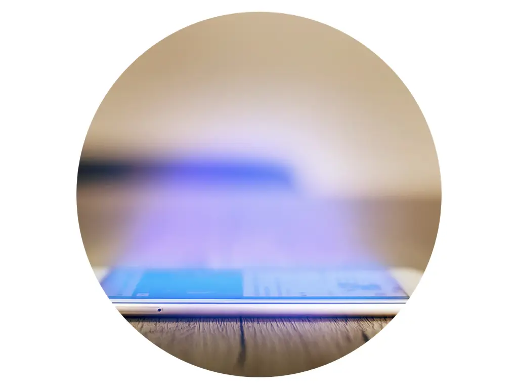 Le fait d’éviter toute exposition à la lumière bleue de votre smartphone ou ordinateur une heure avant le coucher vous aidera à mieux dormir. 