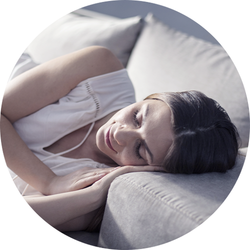 Les courtes siestes de 15 à 20 minutes, mais avant 15 heures dans l’après-midi, ne peuvent pas faire de tort. 