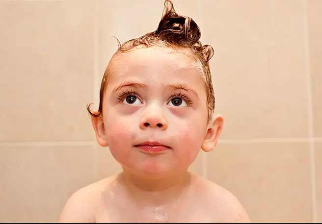 Ce n’est pas une bonne idée d’utiliser un produit contre les poux sans que votre enfant ait des poux.