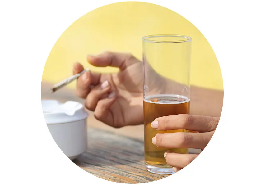 Door te roken en regelmatig te veel alcohol te drinken kan het evenwicht in de darmflora verstoord raken.