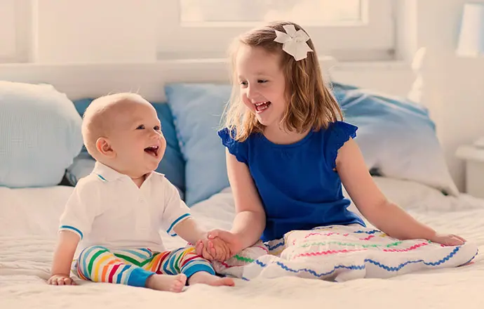 Un apport suffisant en vitamine D est essentiel au développement des os et des dents chez les bébés et les enfants en pleine croissance.