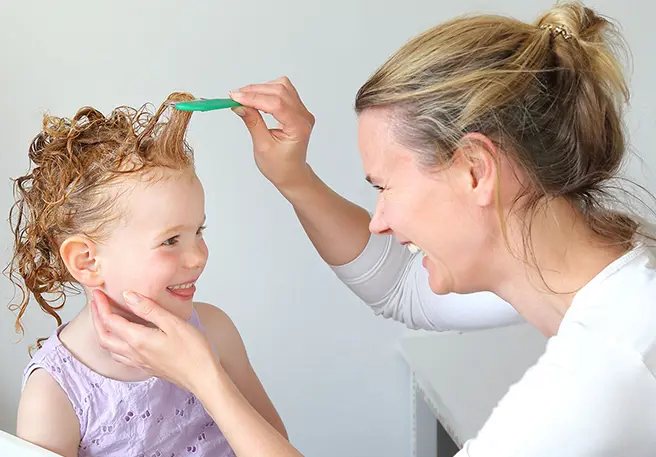 Luizen behandelen met de nat-kam-methode