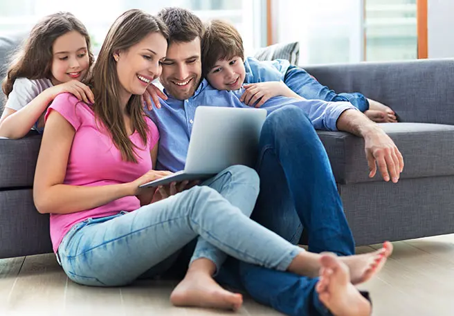 Les poux de tête sont souvent transmis au sein d’une même famille par un contact étroit de têtes.