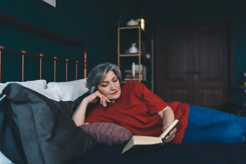 Ontspanningsoefeningen, zoals yoga, kunnen helpen om stress te verlichten en je slaapkwaliteit te verbeteren tijdens de overgang