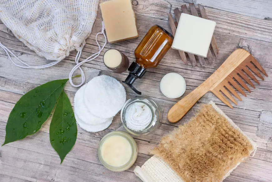 Nettoyez les peignes et les brosses