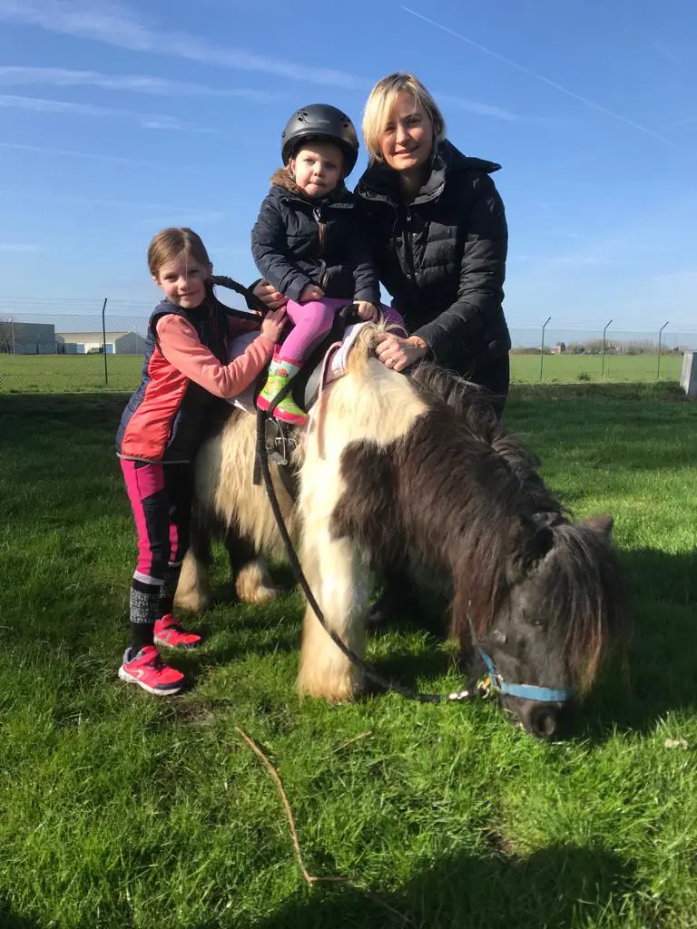 Ann laadt de batterijen op door te gaan wandelen met de paarden