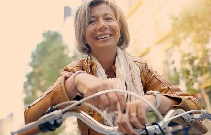 Il est conseillé aux femmes ménopausées de prendre 800 I.E. de vitamine D par jour.