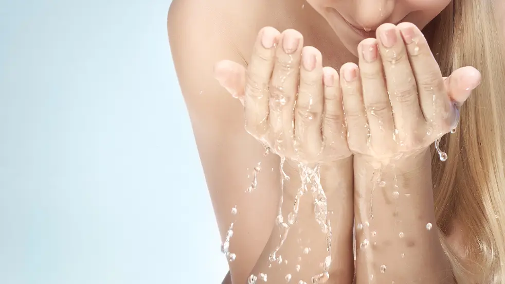 Le maintien d'un équilibre hydrique est l'une des fonctions de la peau.