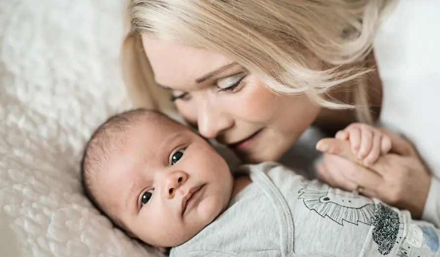 Via een natuurlijke geboorte alsook via de moedermelk krijgt een baby zijn eerste bacteriën mee. Net die eerste bacteriën bepalen het darmflora van de baby voor de rest van zijn leven. 