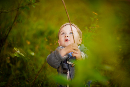 Driejarig kind aan het spelen in de zon