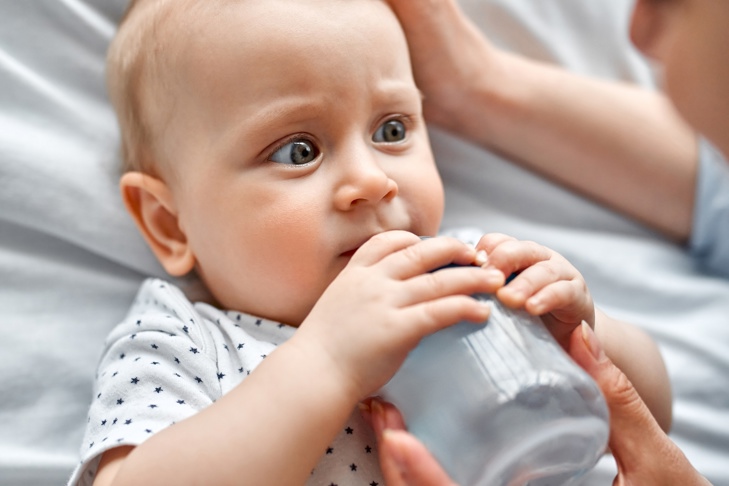 Kind drinkt zoutoplossing ORS Junior voor herstel bij diarree.
