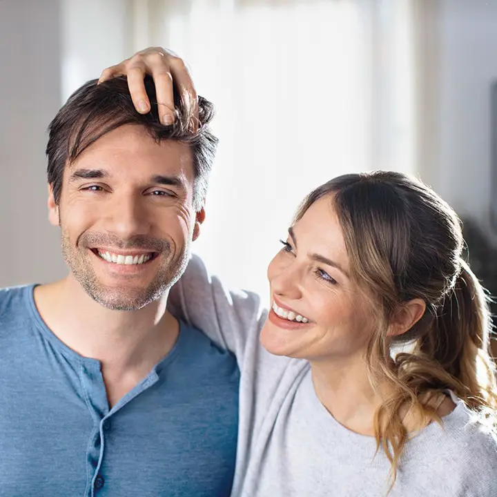 Zorg goed voor je hoofdhuid. Op die manier kan je roos vermijden.