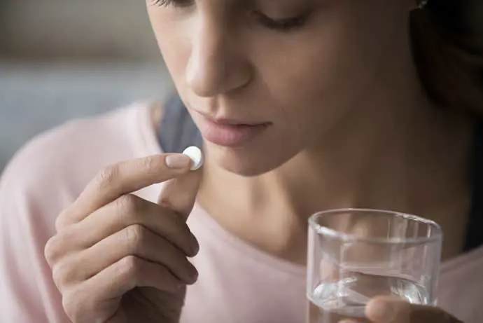 Bij acute pijn kan een pijn- of ontstekingsremmer zoals bijvoorbeeld paracetamol helpen. Neem nooit lang pijnstillers zonder doktersadvies.