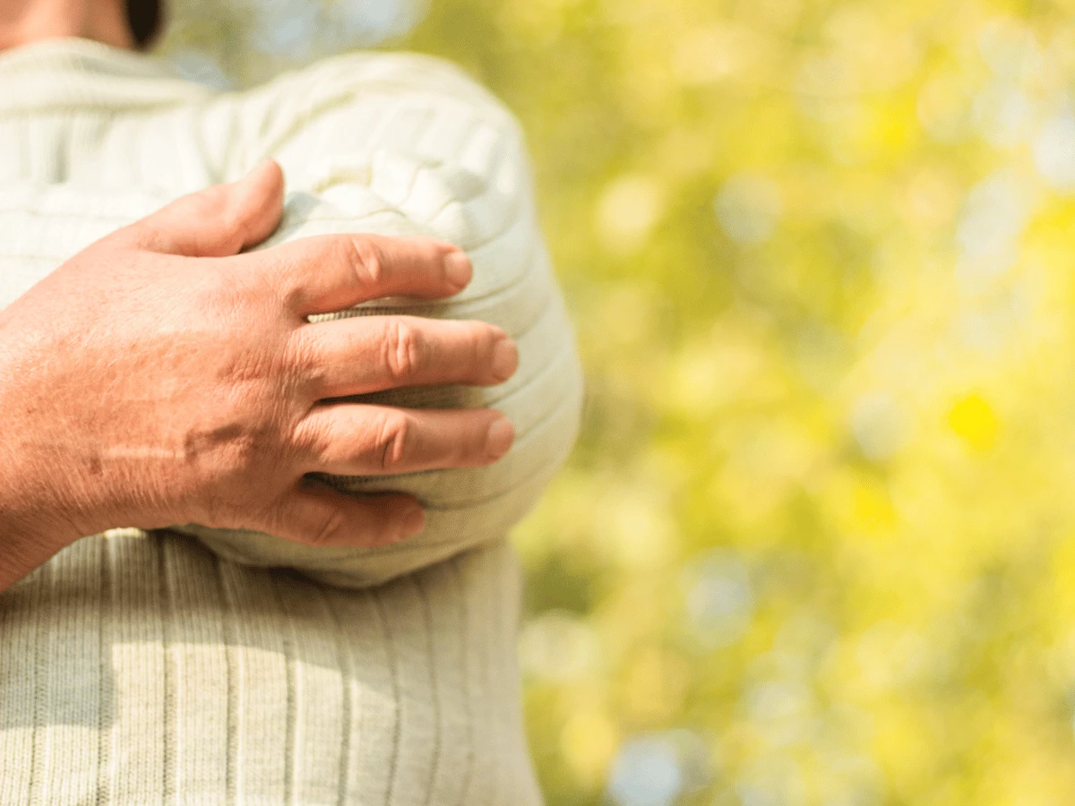 Gewrichtspijn ontstaat vaak door de hoeveelheid kraakbeen die afneemt of dunner wordt wanneer je ouder wordt.