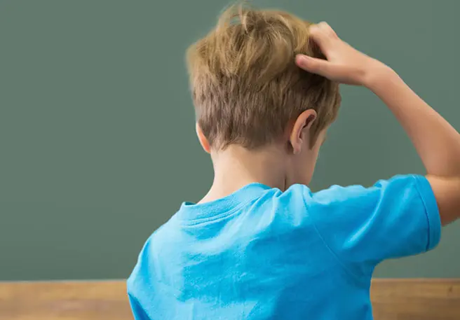 Je weet dat je kind luizen heeft als het krabt in het haar,” is ook een mythe over luizen die de ronde doet.