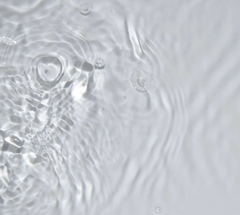 Lorsque les poux entrent en contact avec l'eau, ils s'accrochent aux cheveux.