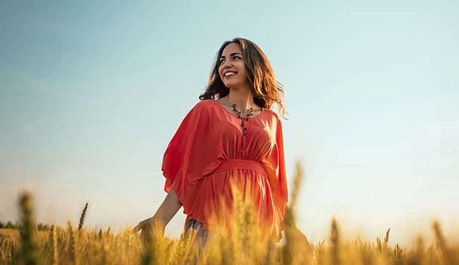 Zwanger vrouw neemt multivitamine supplement ter ondersteuning van haar weerstand