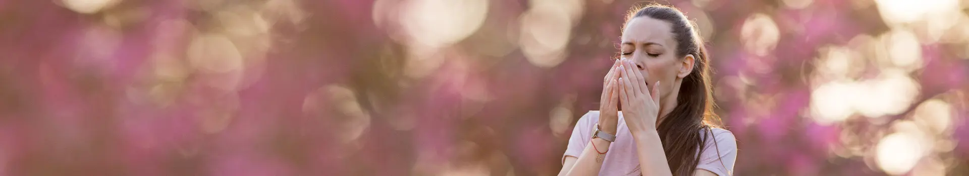 Avec une allergie au pollen ou un rhume des foins, vous présentez des symptômes tels que des éternuements, une toux chatouilleuse, un écoulement nasal, un nez bouché, de la fatigue et des yeux larmoyants pendant la saison pollinique.