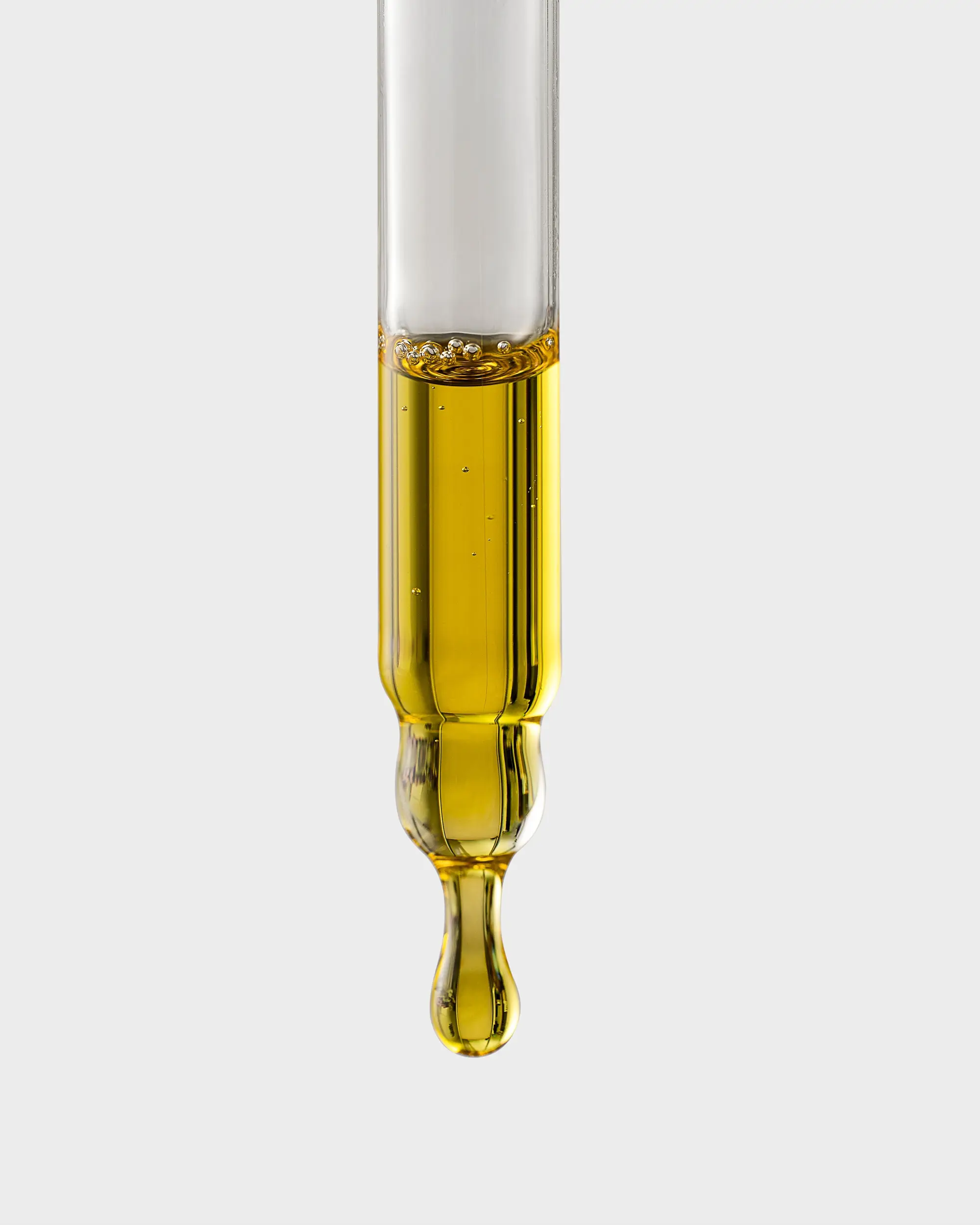 Gebruik olie voor glanzend haar, ook op de wortel