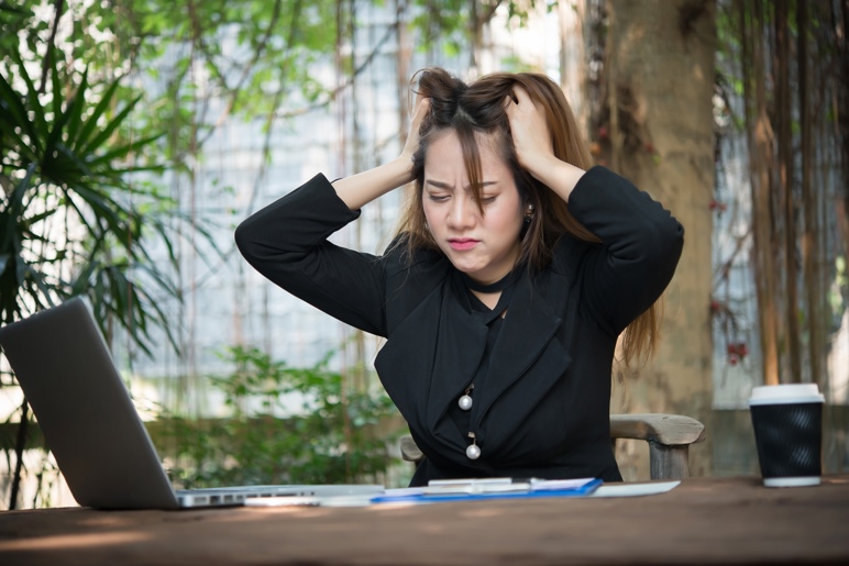 Reconnaître et traiter la chute de cheveux due au stress : des symptômes à la repousse