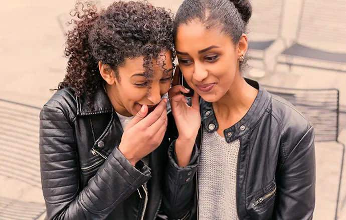 Pour les personnes ayant la peau foncée ou qui ont complètement recouvert leur peau, il est recommandé de prendre 800 I.E. par jour. 