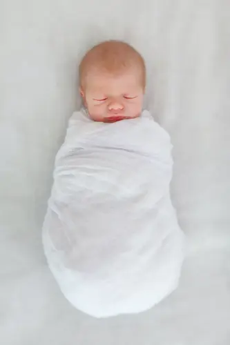 Wat kan helpen is je baby inbakeren.