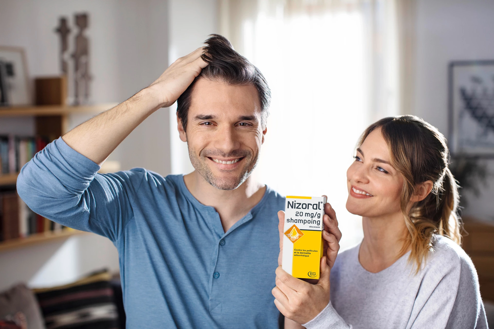 Avec le principe actif kétoconazole, le shampoing Nizoral s'attaque efficacement à la cause des pellicules.