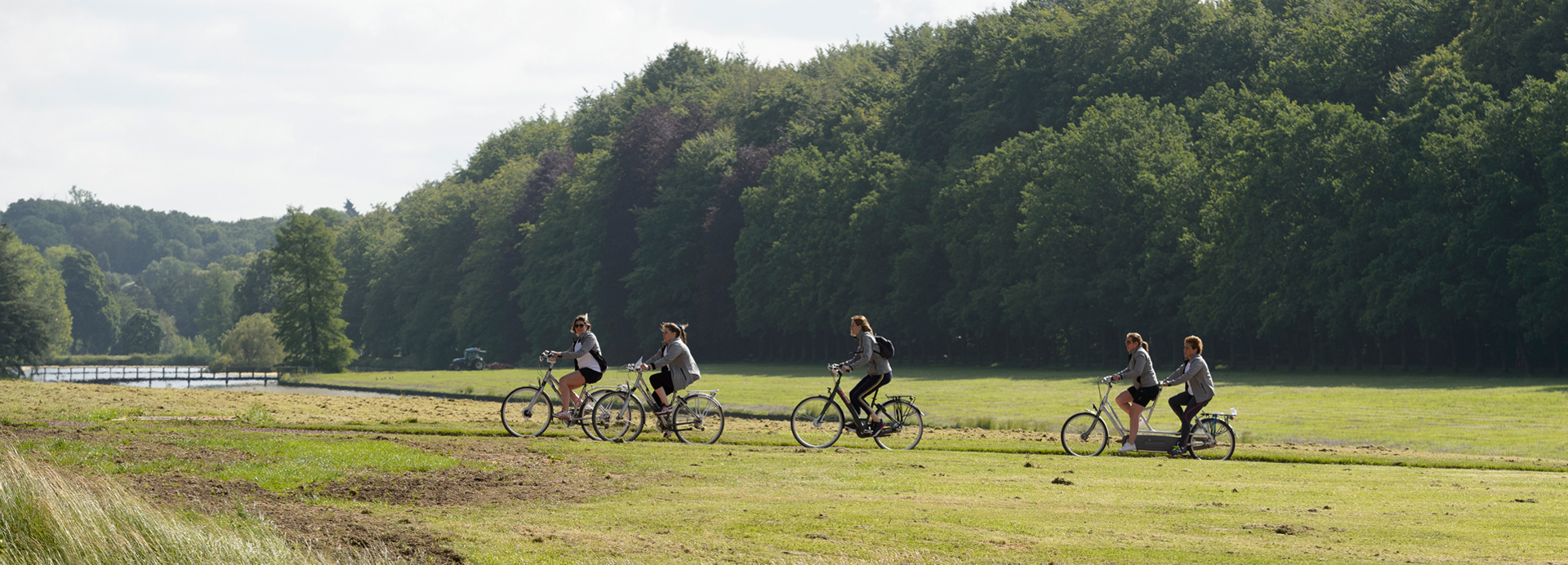 Door de velden, haren in de wind…