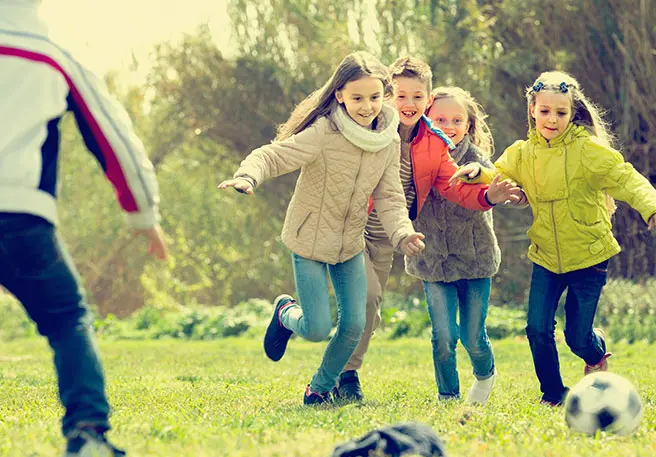 Het is een fabeltje dat hoofdluizen van het ene hoofd naar het andere springen.
