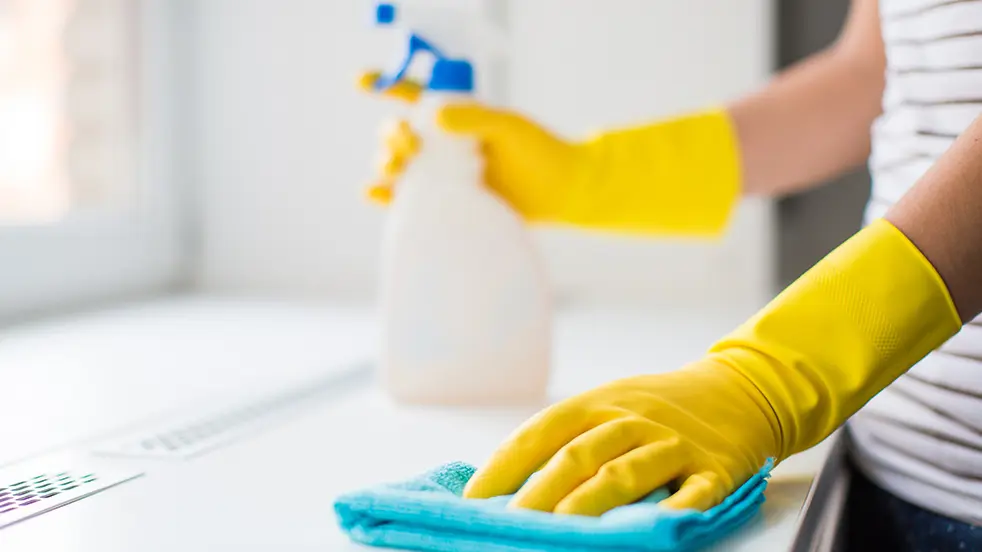 Een tip om eczeem te vermijden is om handschoenen te dragen wanneer je lang in het water moet.