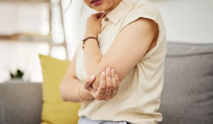 J’ai mal au coude quand je tends le bras : de quoi s’agit-il ?