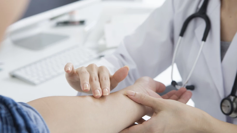 Comme la cause de l'eczéma est souvent difficile à déterminer, l'eczéma est généralement traité de façon symptomatique.