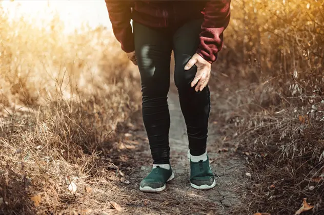 Factoren zoals ouderdom, zwangerschap, erfelijke aanleg, overgewicht, langdurig zitten of rechtstaan, geslacht en een ongezonde levensstijl verhogen de kans op zware benen