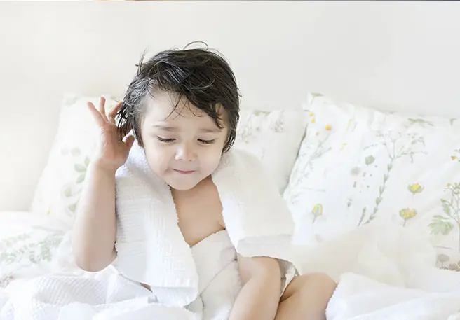 Je haar vaker wassen is geen oplossing tegen luizen.